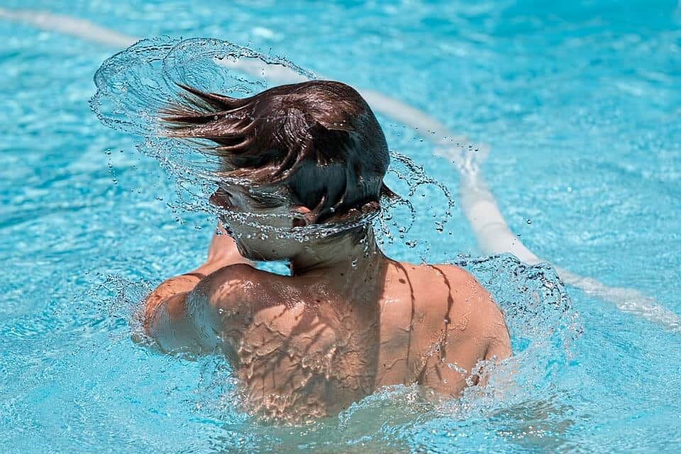 kid shaking his head back and forth in the pool